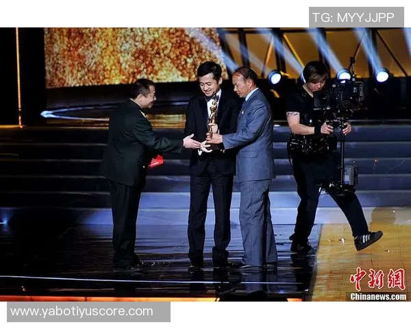 德拉普获PFA年度最佳年轻球员奖项官方晒领奖照片引关注